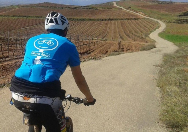  沿着小路骑自行车 